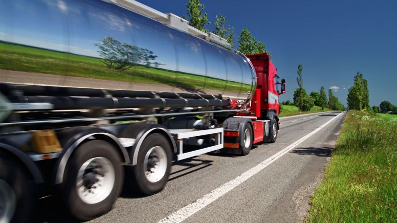 Das Foto zeigt einen Tankwagen auf der Straße. Er fährt in Richtung eines Biomassekraftwerks.