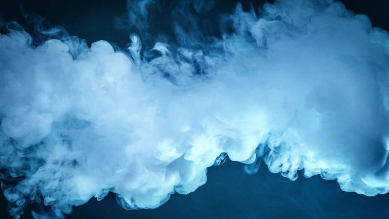 Das Foto zeigt eine Dampfwolke vor dunkelblauem Hintergrund.