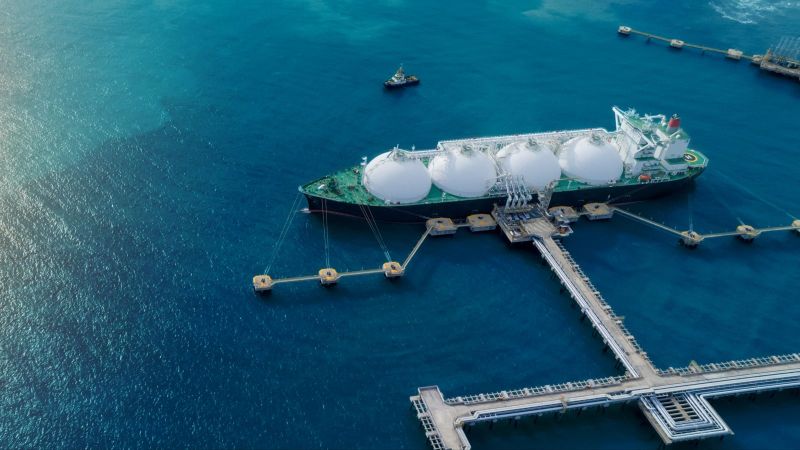 Das Bild zeigt ein schwimmendes LNG-Terminal