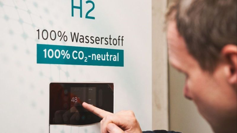 Ein Mann liest den Zählerstand eines Gasnetzes ab.