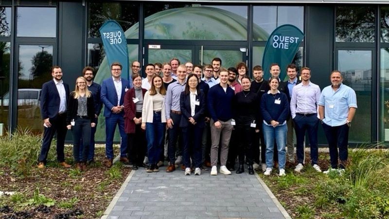 Die Teilnehmenden des H2Giga-Workshops vor dem Quest-One-Gebäude