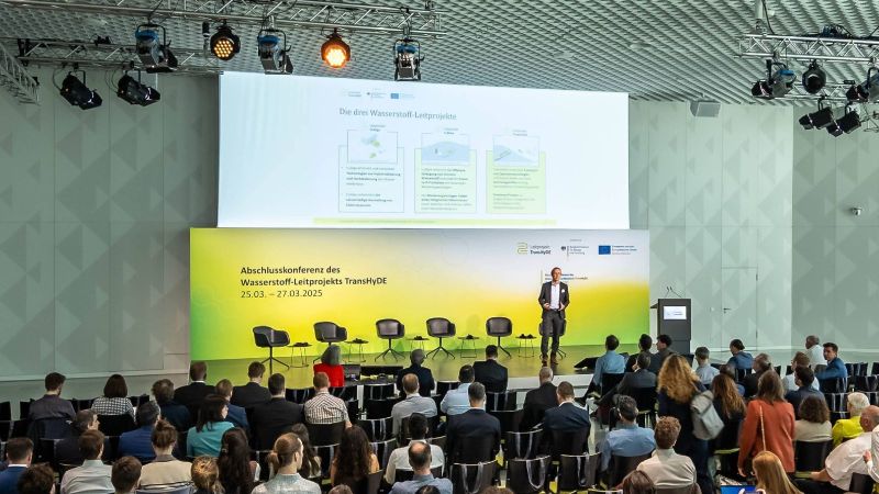 TransHyDE Koordinator Dr. Mario Ragwitz begrüßt das Publikum