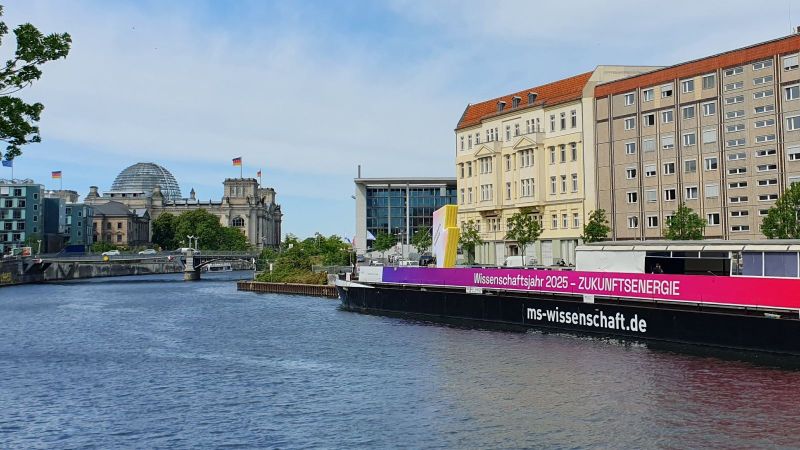Das Bild zeigt die MS Wissenschaft in Berlin