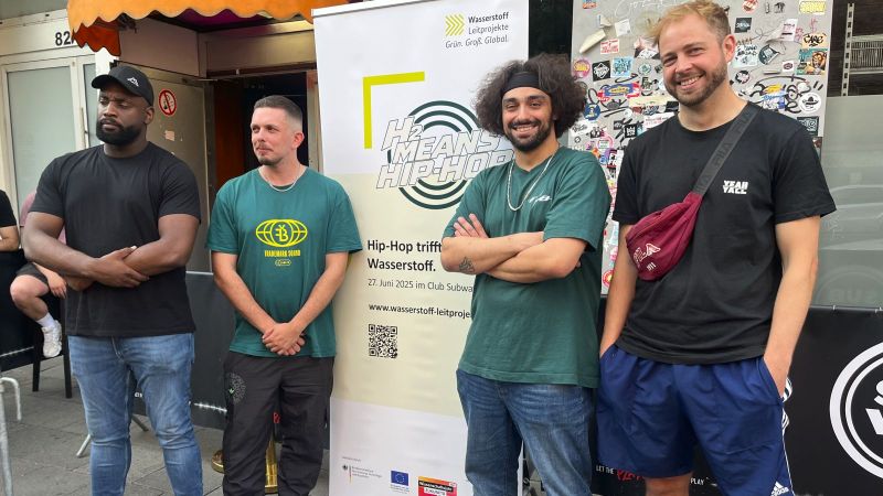 Das Bild zeigt die vier Battle-Teilnehmer Davie Jones, Notyzze, Vyrus und DocMo.