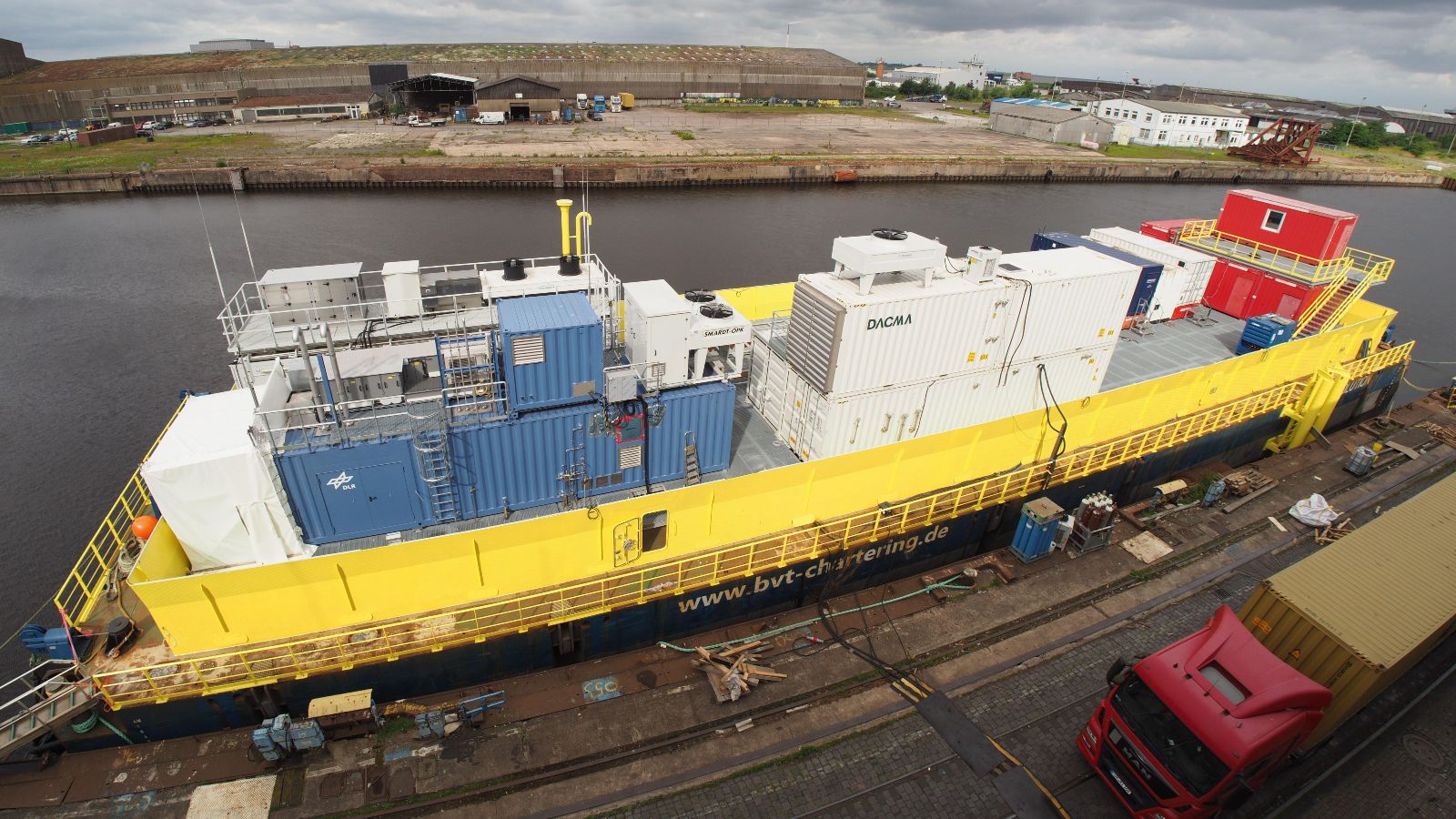 Die schwimmende Plattform ist eine 60 x 90 Meter große Barge, auf der die verschiedenen technischen Geräte in verschiedenen Containern eingebaut sind. 
