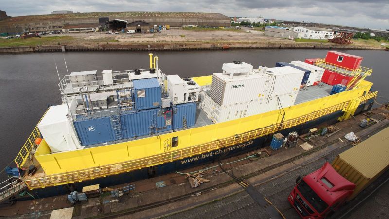 Die schwimmende Plattform ist eine 60 x 90 Meter große Barge, auf der die verschiedenen technischen Geräte in verschiedenen Containern eingebaut sind. 