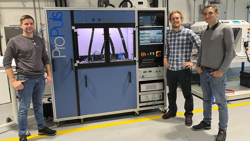 Das Bild zeigt einen Pilotteststand für die Analyse von Elektrolysestacks unter Nutzung von verschiedenen Elektrolyten am Fraunhofer IWES.