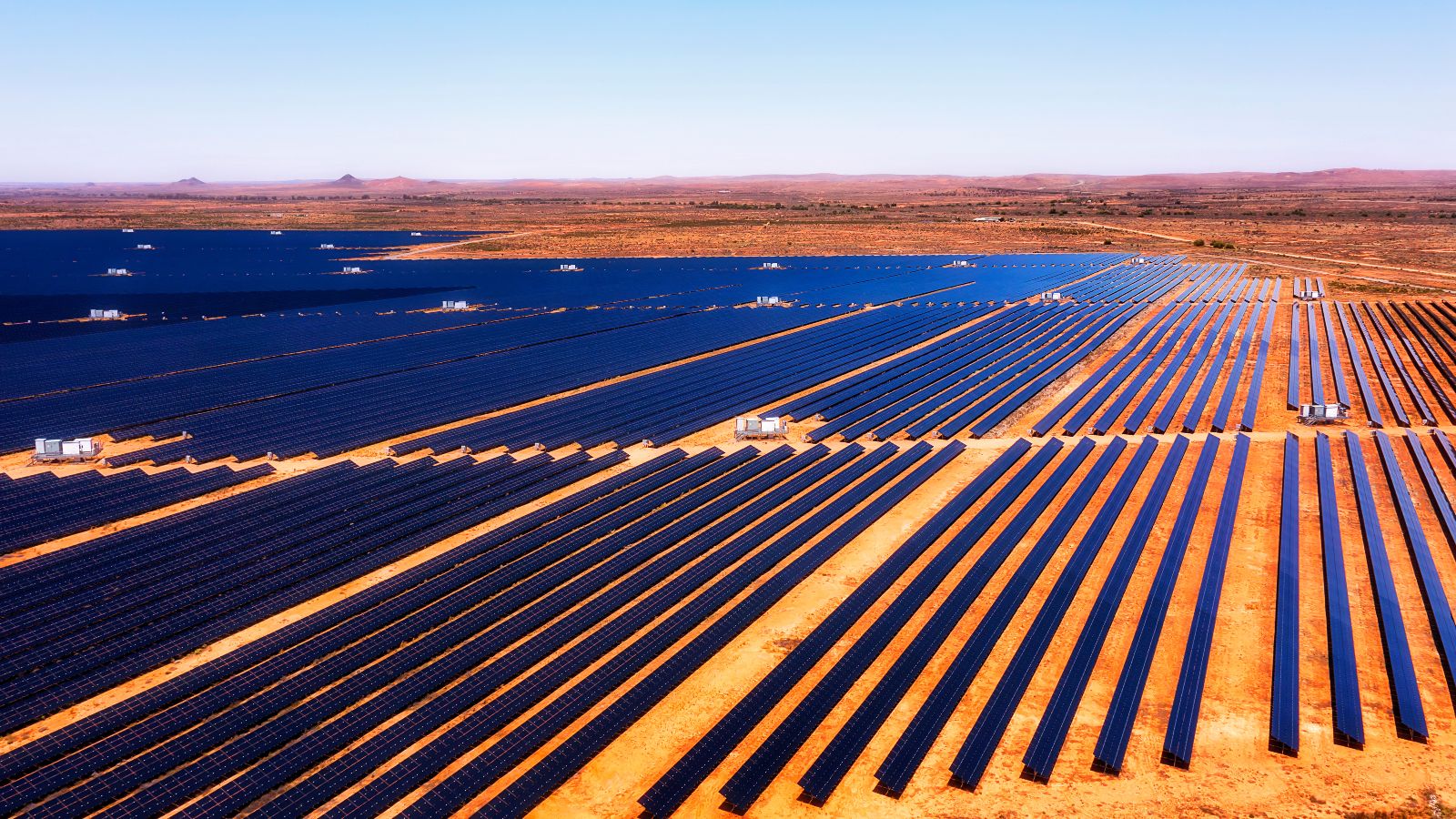 Das Bild zeigt ein Solarkraftwerk in der australischen Wüste. 
