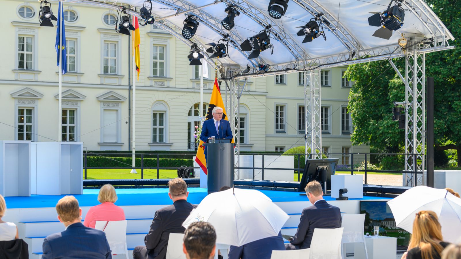 Präsident Steinmeier hält eine Rede auf einer Bühne