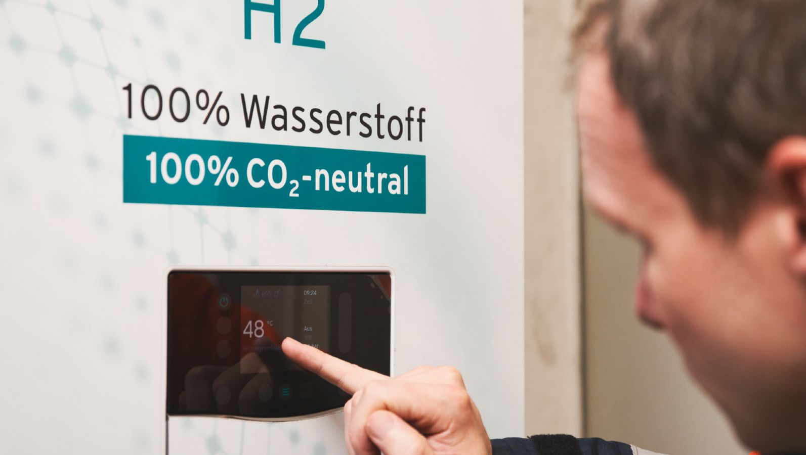 Das Bild zeigt einen Mann, der seinen Gaszähler abliest. 