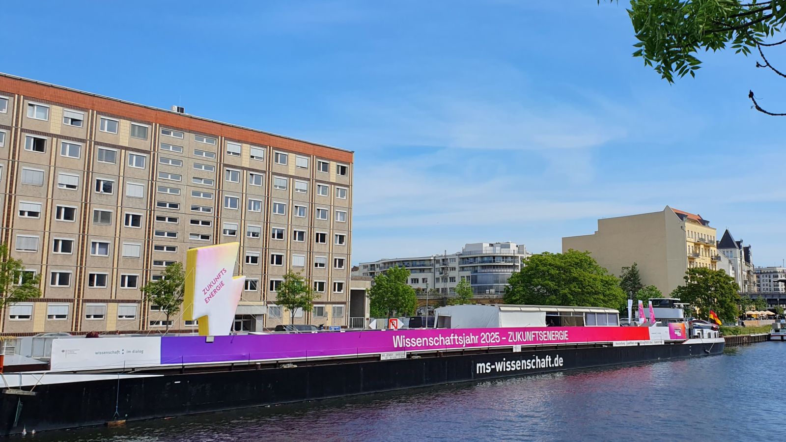 Das Foto zeigt das Schiff MS Wissenschaft in Berlin.