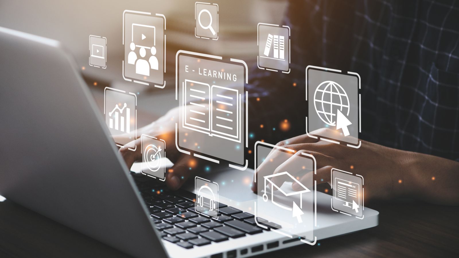 Das Bild zeigt ein Meeting mit Laptop