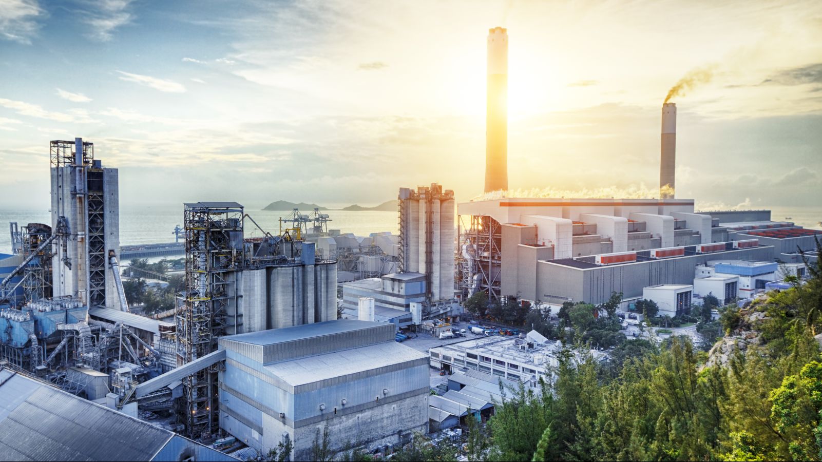Das Foto zeigt einen Chemiepark bei Sonnenuntergang. 