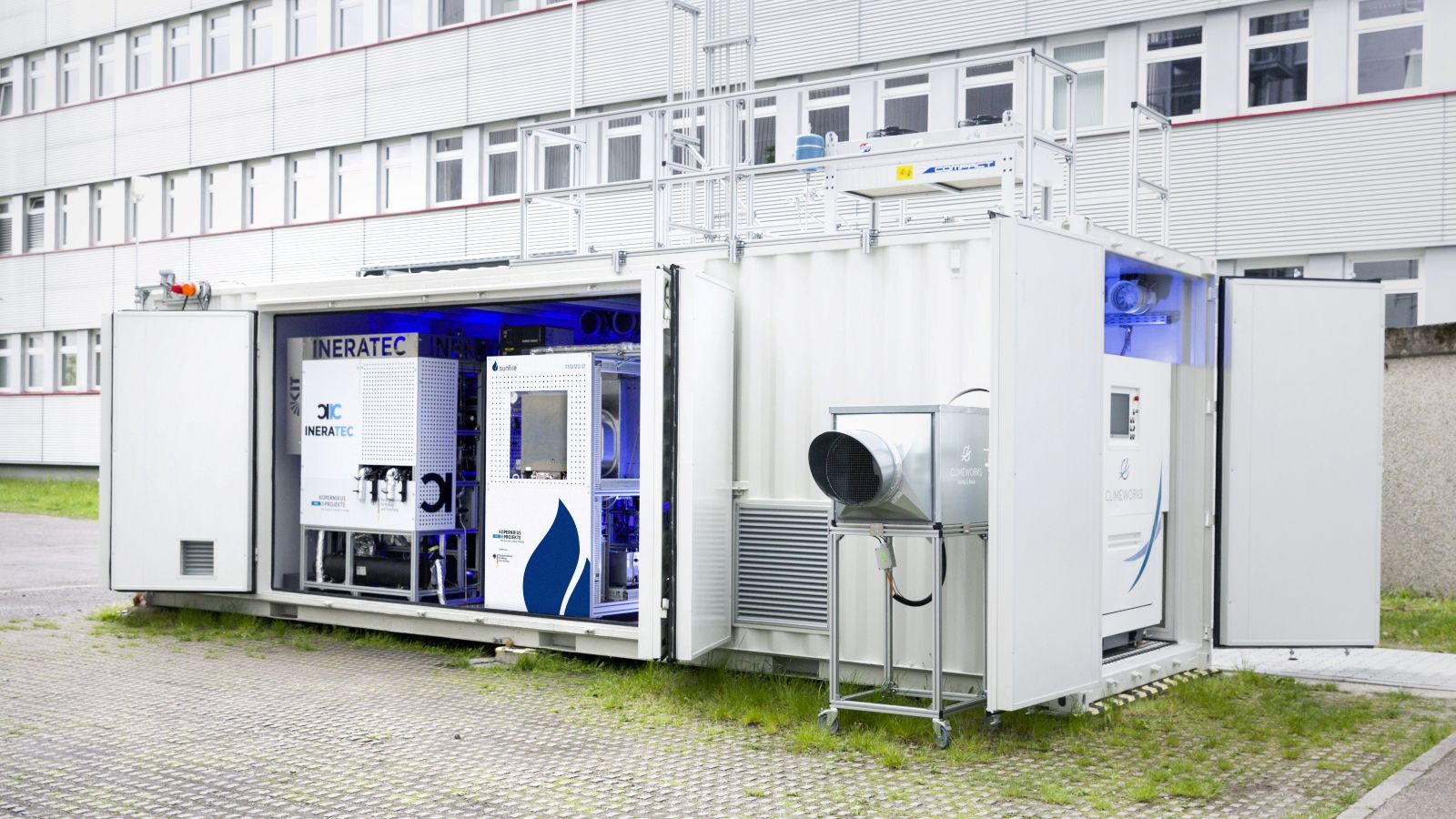 The picture shows the world's first air-to-fuel plant on the KIT site in Karlsruhe. 