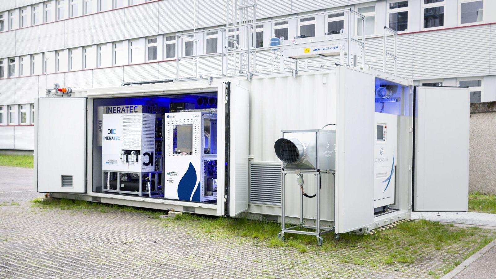 The picture shows the world's first integrated air-to-fuel plant on the KIT site in Karlsruhe. 