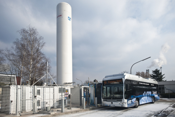Bild-Nr.: 3005. Wasserstofftankstelle und Wasserstoffbus (KIT-Shuttle) in Campus Nord. Foto: Bramsiepe/ Karlsruher Institut für Technologie