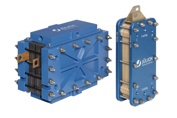 Bild-Nr.: 2012. Alte und neue Modelle eines Elektrolyse-Stacks am Forschungszentrum Jülich. Foto: Limbach/ Forschungszentrum Jülich GmbH