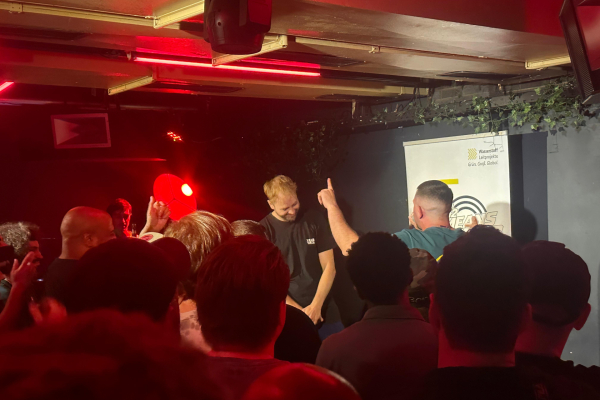 Das Bild zeigt die beiden Battle-Rapper Notyzze und DocMo.