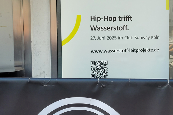 Das Bild zeigt den Eingang zum Club Subway in Köln und ein davorstehendes Rollup des Hip-Hop-Events.