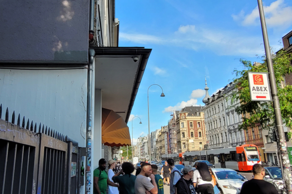 Das Bild zeigt mehrere Personen vor dem Eingang zum Club Subway in Köln.