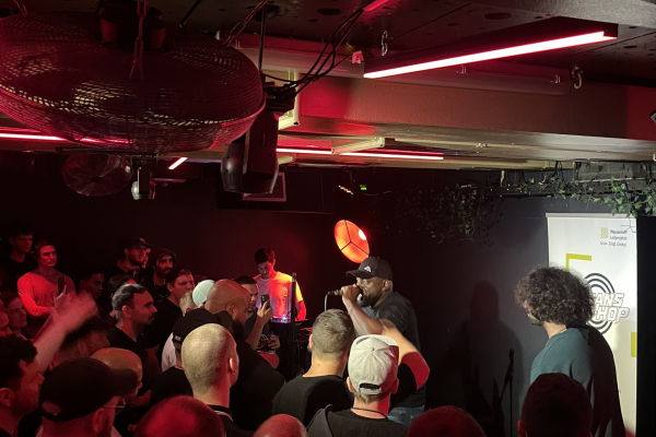 Das Bild zeigt die Battlerapper Vyrus und Davie Jones auf der Bühne.
