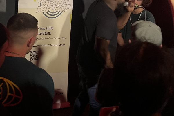 Auf dem Foto sieht man die Battlerapper Vyrus und Davie Jones beim Rappen.
