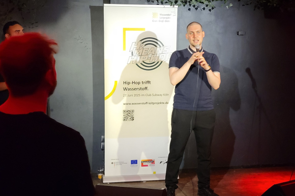 Das Foto zeigt einen Vertreter des Projektträgers Jülich bei der Begrüßungsrede vor dem Hip-Hop-Event.