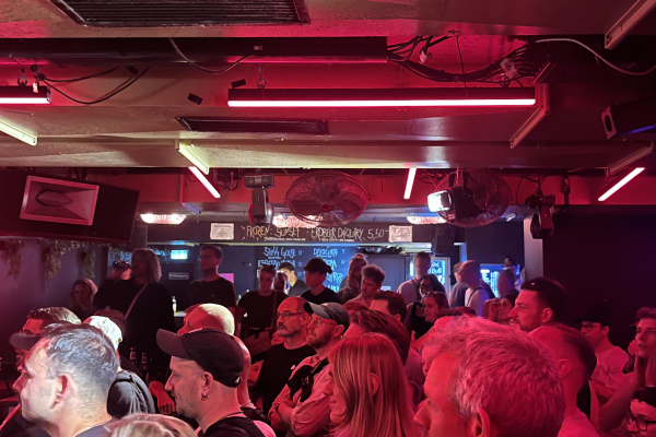 Auf dem Bild ist das Publikum des Hip-Hop-Events zu sehen.