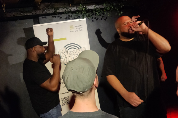 Das Foto zeigt den Moderator des Rapbattles.