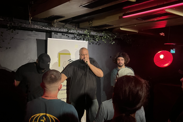 Das Foto zeigt den Moderator des Hip-Hop-Events.